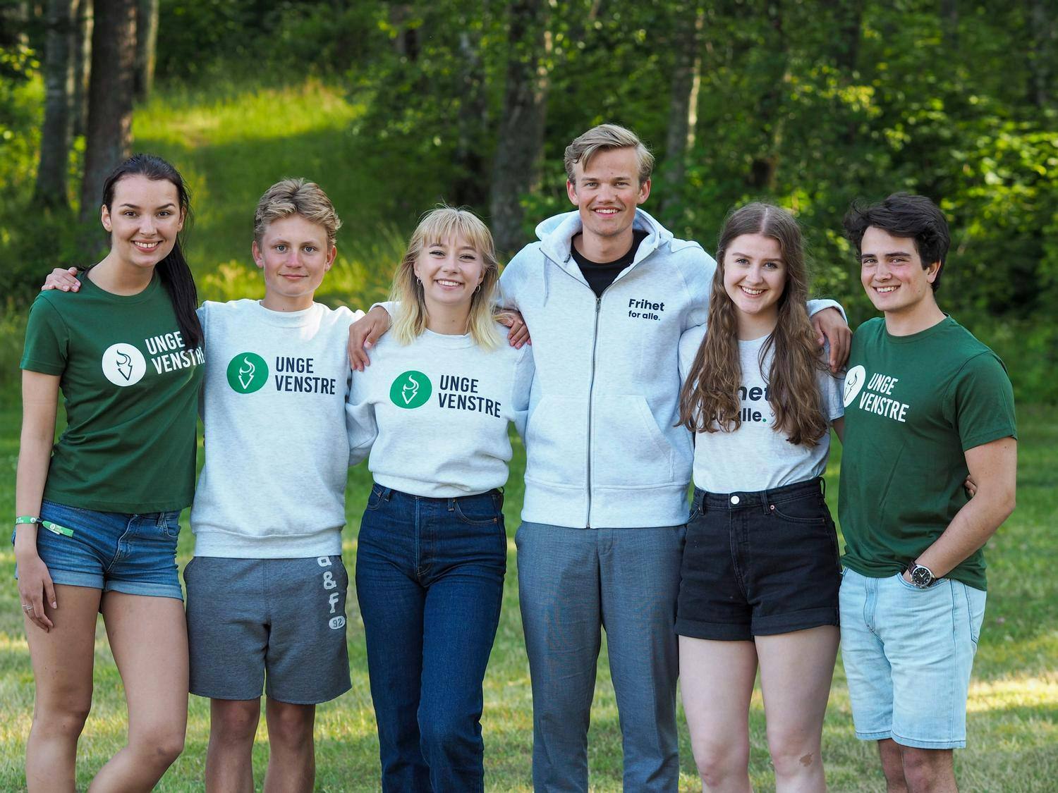 Gruppebilde av deltakere på Unge Venstres sommerleir 2019