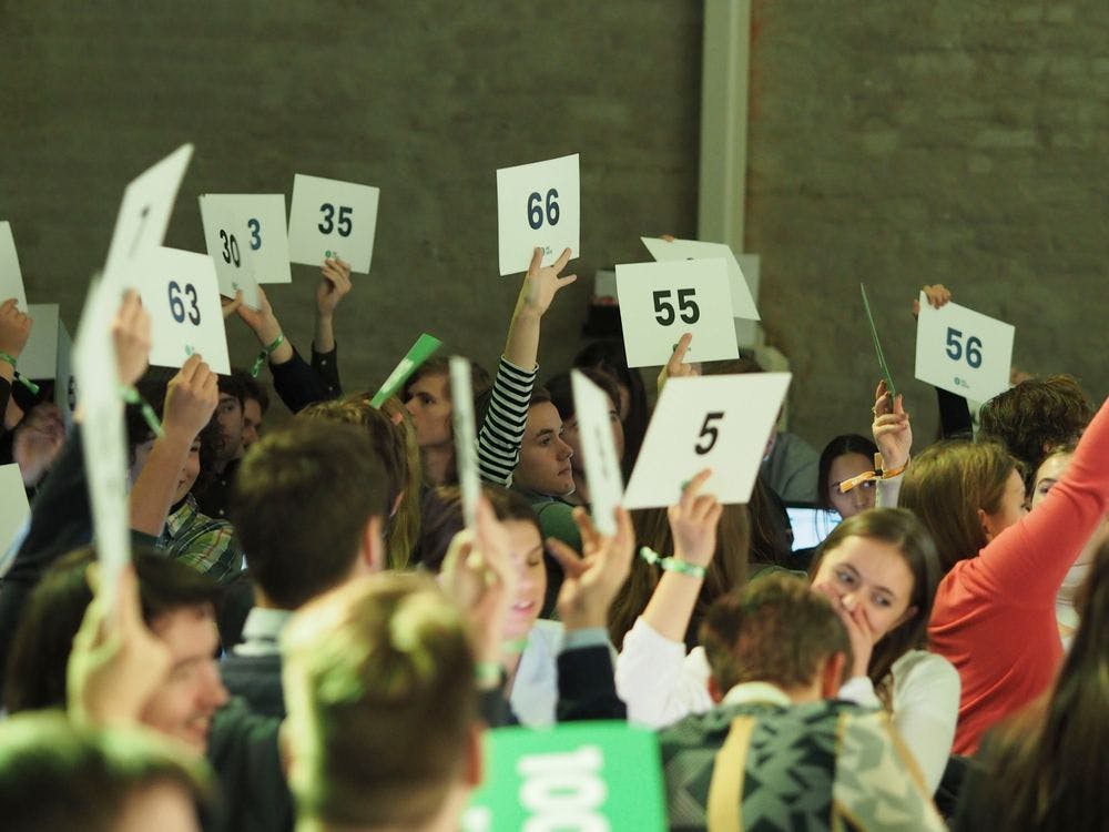 Delegatet rekker opp stemmeskilt på Unge Venstres landsmøte 2019