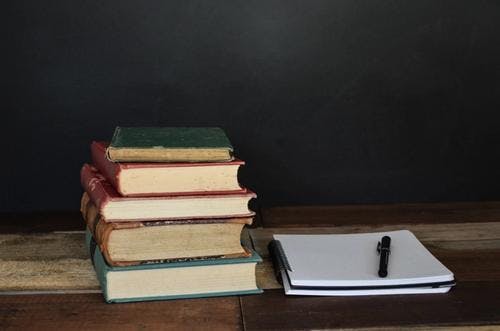 Bøker foran en tavle