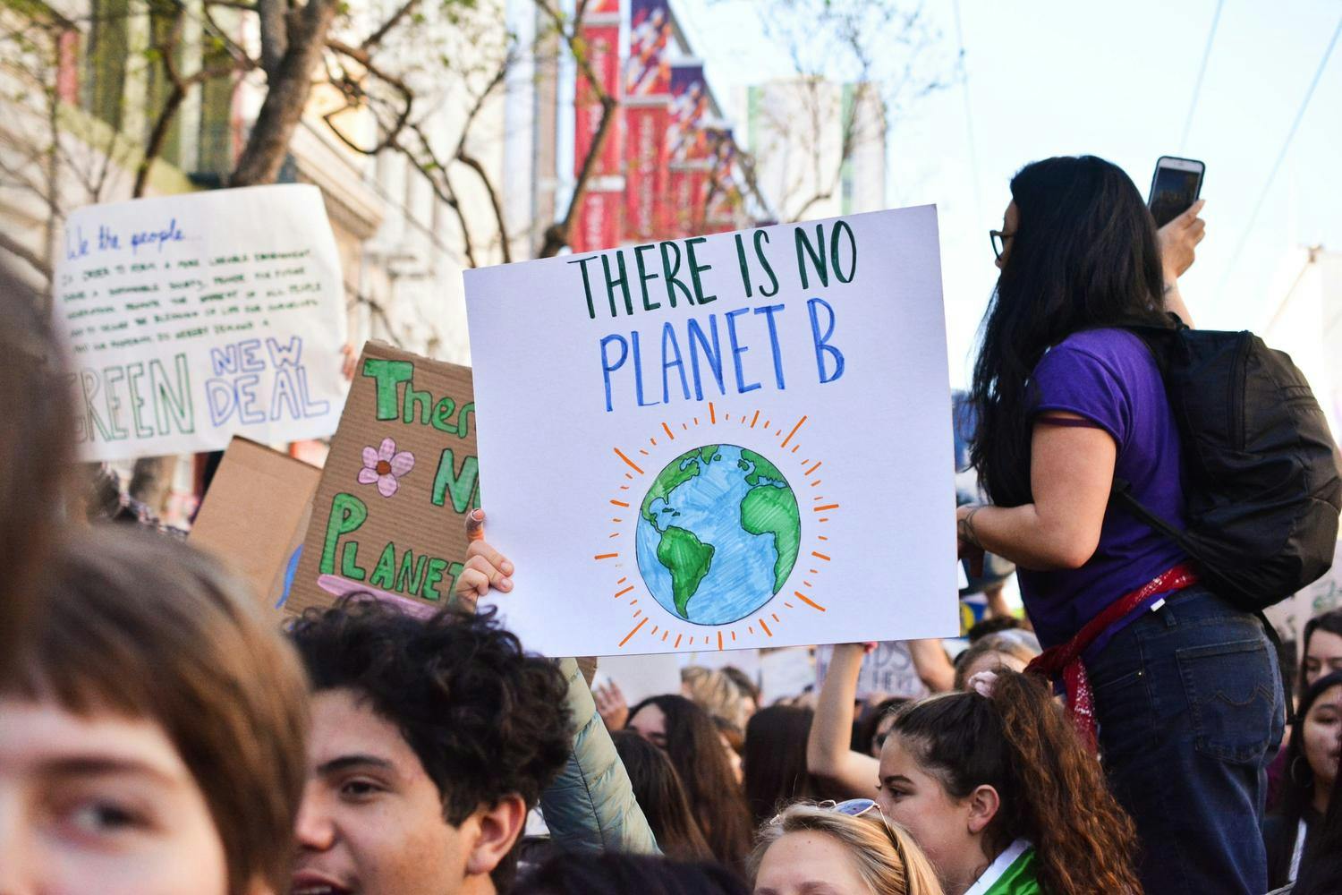 Klimademonstrasjon med skiltet "There is no planet B"
