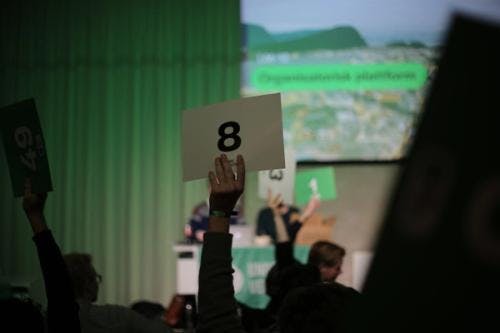 Bilde av et stemmeskilt fra Unge Venstres landsmøte i 2021