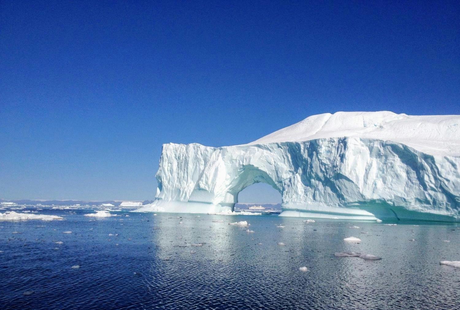 Bilde av et isfjell i Barentshavet 
