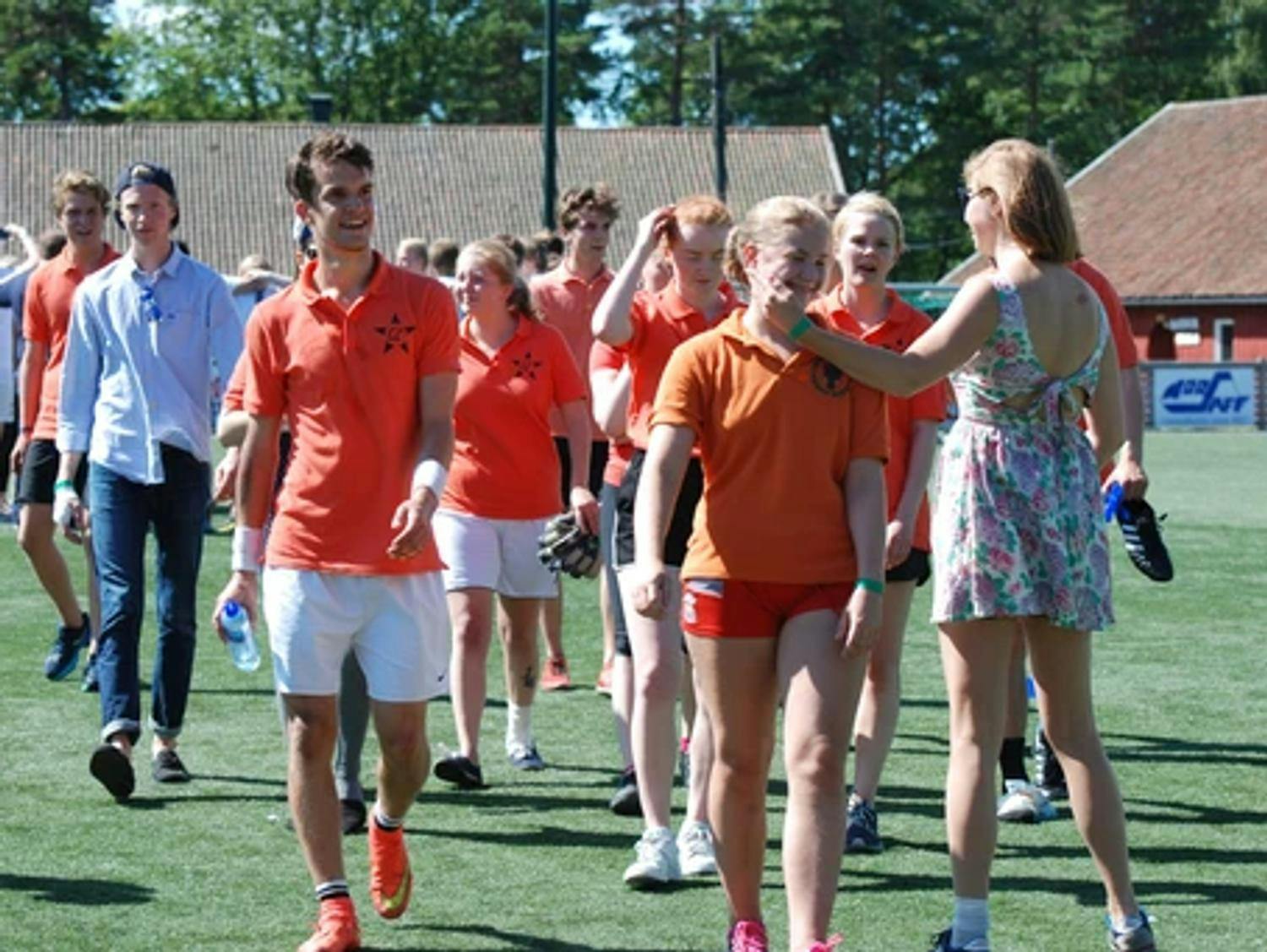 Deltakere som spiller fotball på Unge Venstres sommerleir