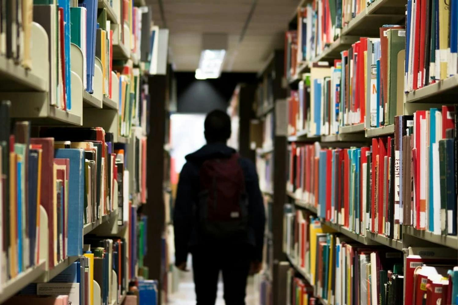 Bilde av en elev på et bibliotek
