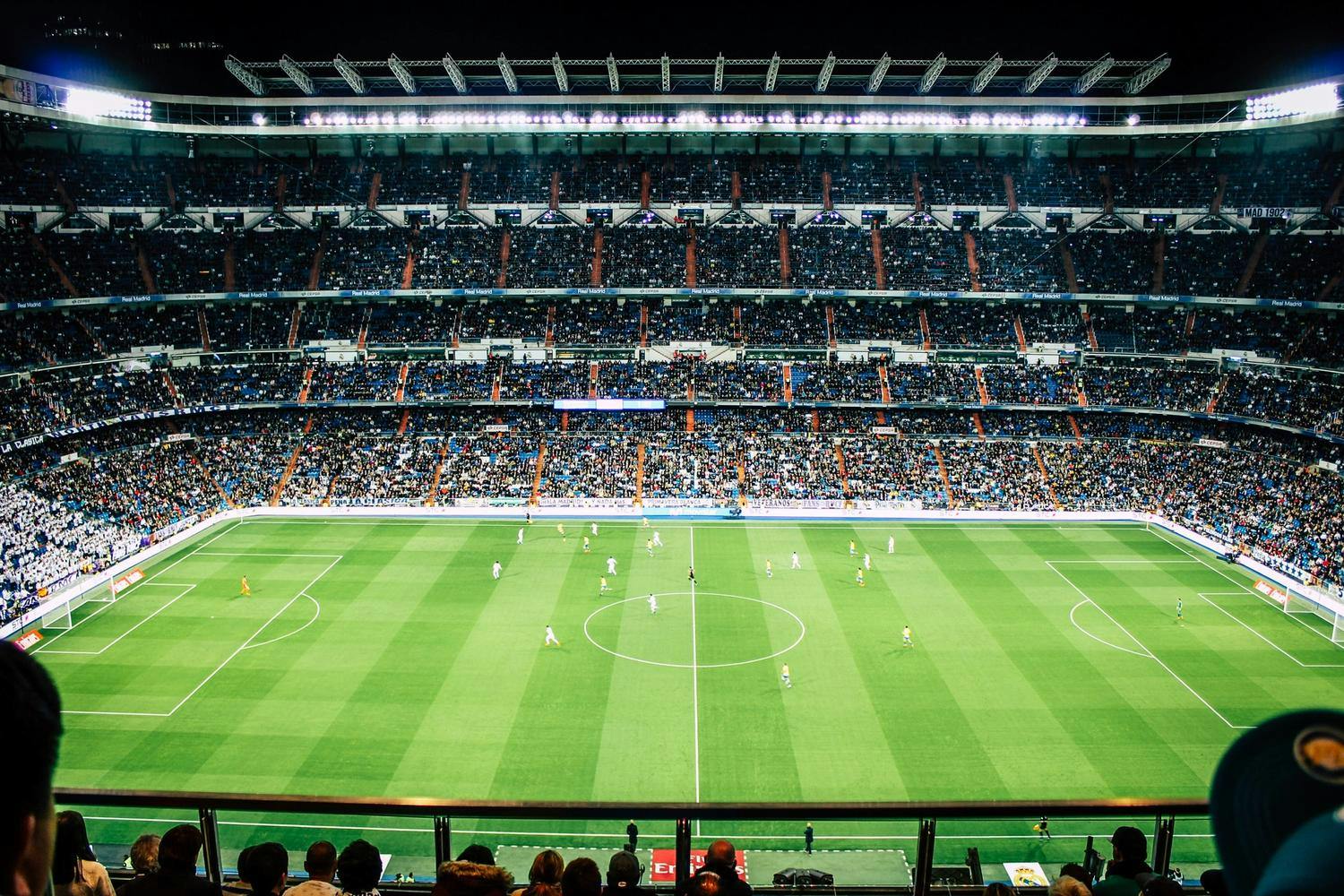 Bilde av en fullsatt fotballstadion
