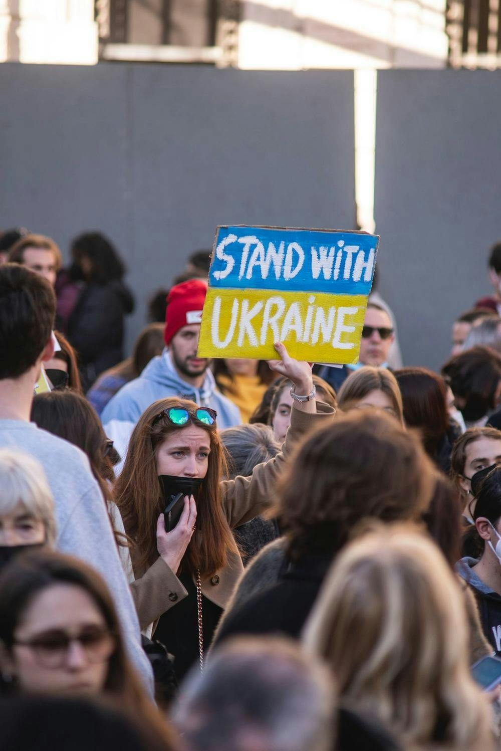 Kvinne med "Stand with Ukraine"-skilt.