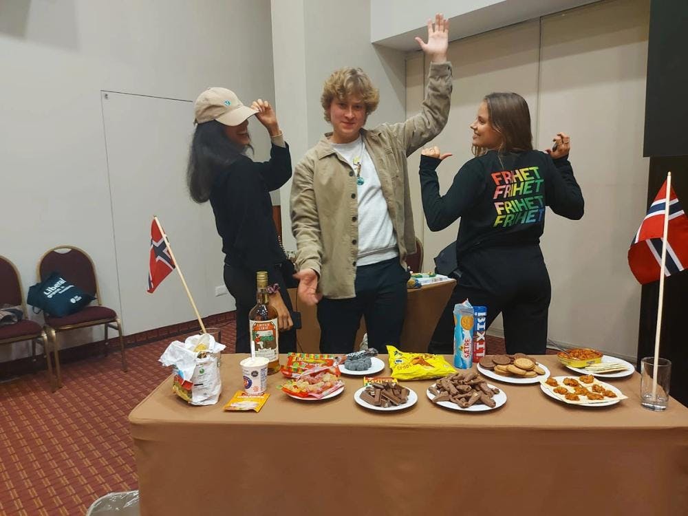 Bilde av Per, Katja og Lise foran et bord med norsk mat