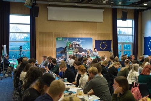 Deltaker på talerstol på Unge Venstres landsmøte 2017