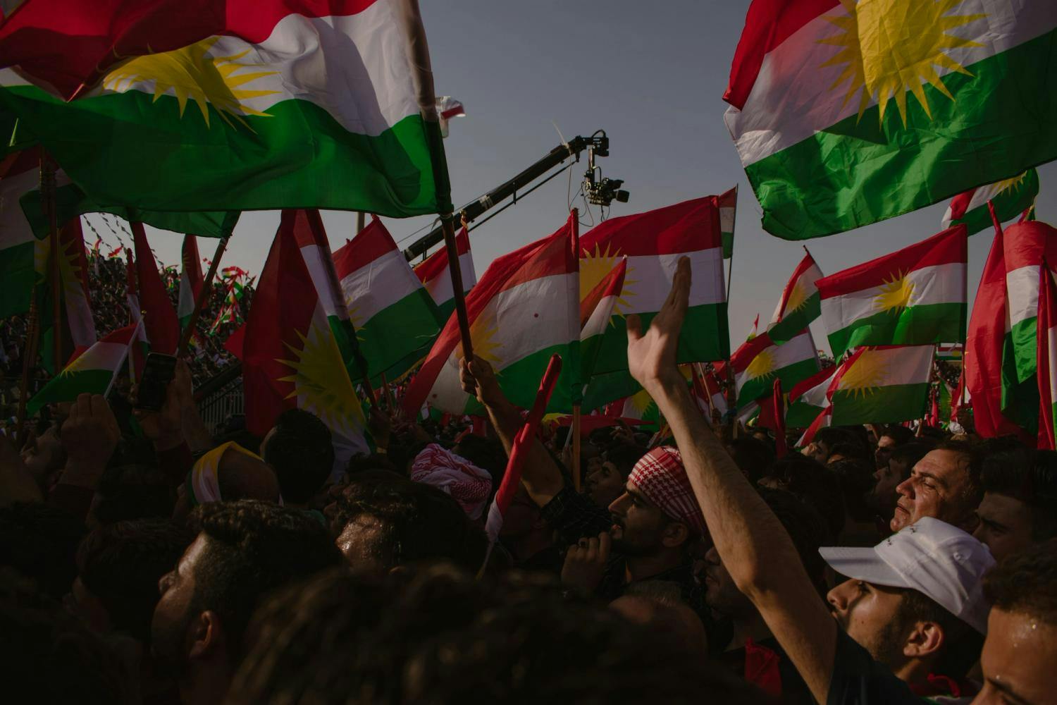 Bilde av kurdere som demonstrerer