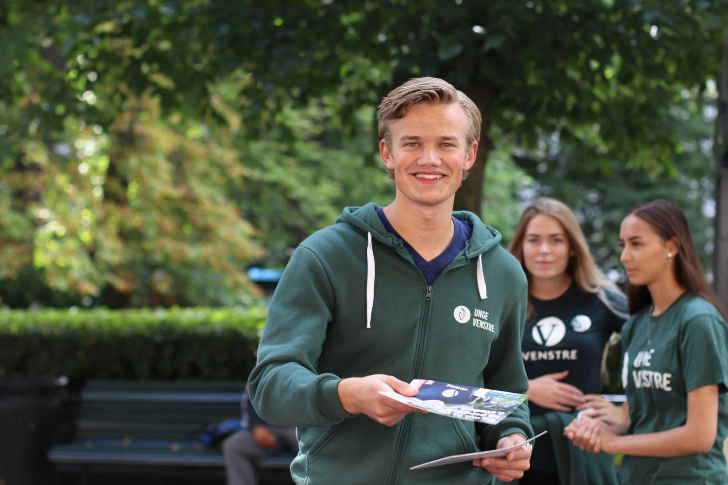 Unge Venstre deler ut brosjyrer under valgkampen. 