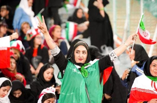 Bilde av en iransk dame som viser peace tegn