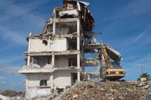 Bilde av et hus som er ødelagt av jordskjelv. 